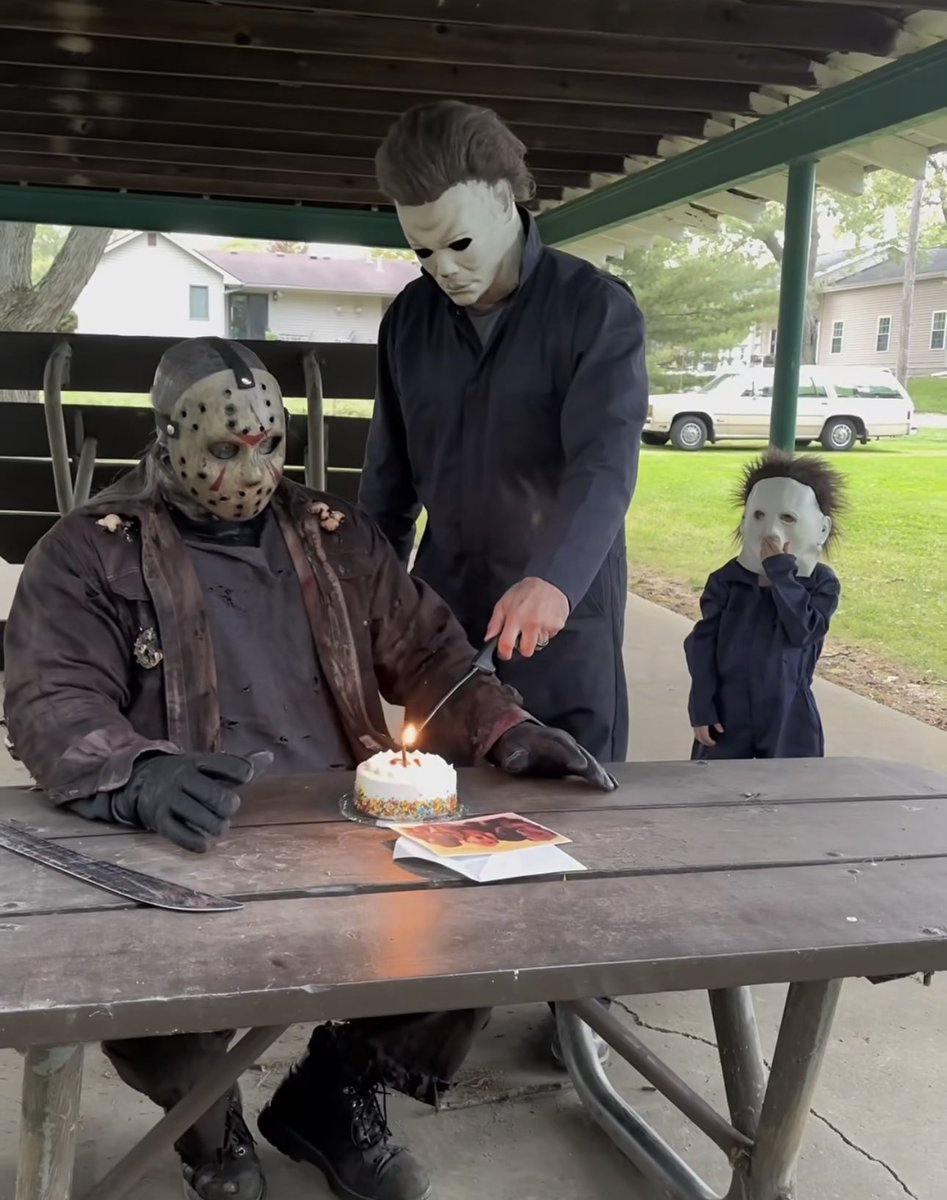 punt_rd's tweet photo. Happy Hallo…wait, what!?
#JasonVoorhees #MichaelMyers #MiniMike https://t.co/PTCwtOpIze