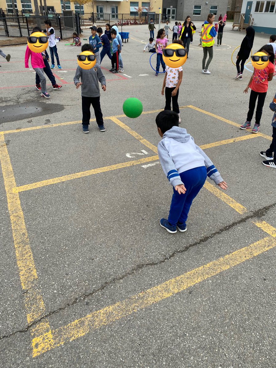 nieuwpoortj's tweet photo. The Grade 2’s took to the outdoors this afternoon. We discussed one of the six learning skills- collaboration. 
Students gave some great examples of what collaboration looks like and sounds like! @DesmondHDSB @MsThorogood @MrsDPetkovic https://t.co/0hlamZKnG2