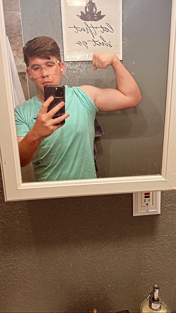 Zevolatile's tweet photo. First post in a while but 20 lbs down https://t.co/gkg50ZtD3u