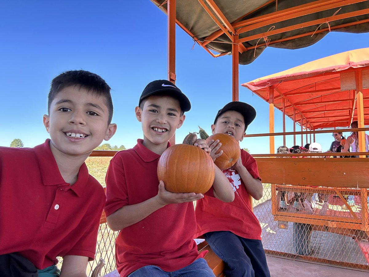 dmorales_HDHES's tweet photo. Our day at the Pumpkin Patch! Truly blessed to be their teacher! 🥰😩❤️🎃 #TEAMSISD #PASUNIT @SocorroISD https://t.co/UrPPLUPsOm