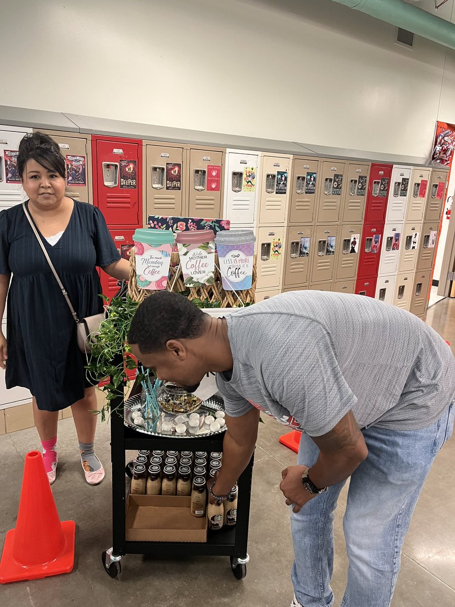 CoyaspksEdTech's tweet photo. @SGA_LIONS_HISD Shoutout to the Jolly Trolley! Thank you to Funshine Committee for helping put a little more pep into the steps of the Lions! https://t.co/I9YadLkGJX