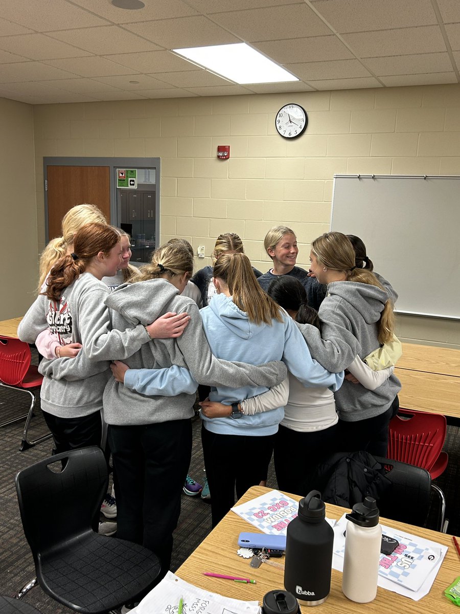 Gilbert_XC's tweet photo. The build up for state is important, but state traditions make the week memorable! Last dress up day and goal setting sess followed by a trip to Coach A’s house! #ONE #tigerstogether #accountable #elite #letErfly https://t.co/rTQ5xKMygT