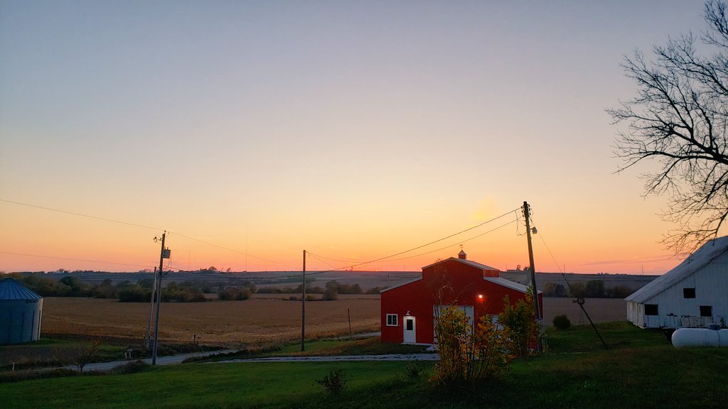 durandcompton's tweet photo. Moon rise and sunset. #farmzen https://t.co/gwacDxZ8IO