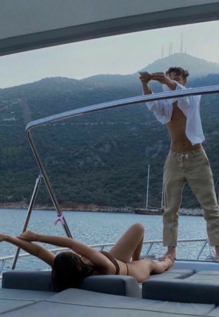 httpsAstra's tweet image. Besties foto dump ✨ ( Peter é obcecado nesse feio)