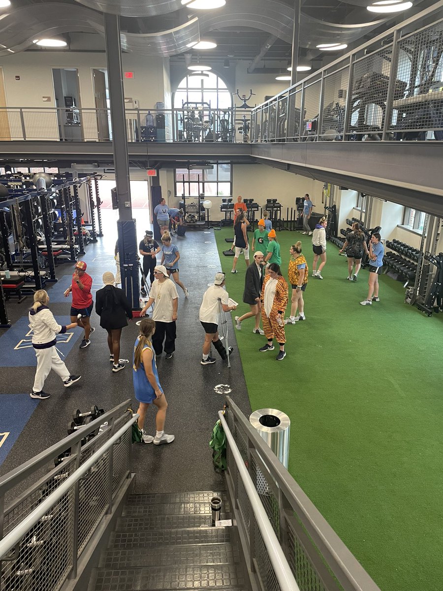 Work hard, play hard! Getting after it  in the weight room w Halloween fun 💪🎃