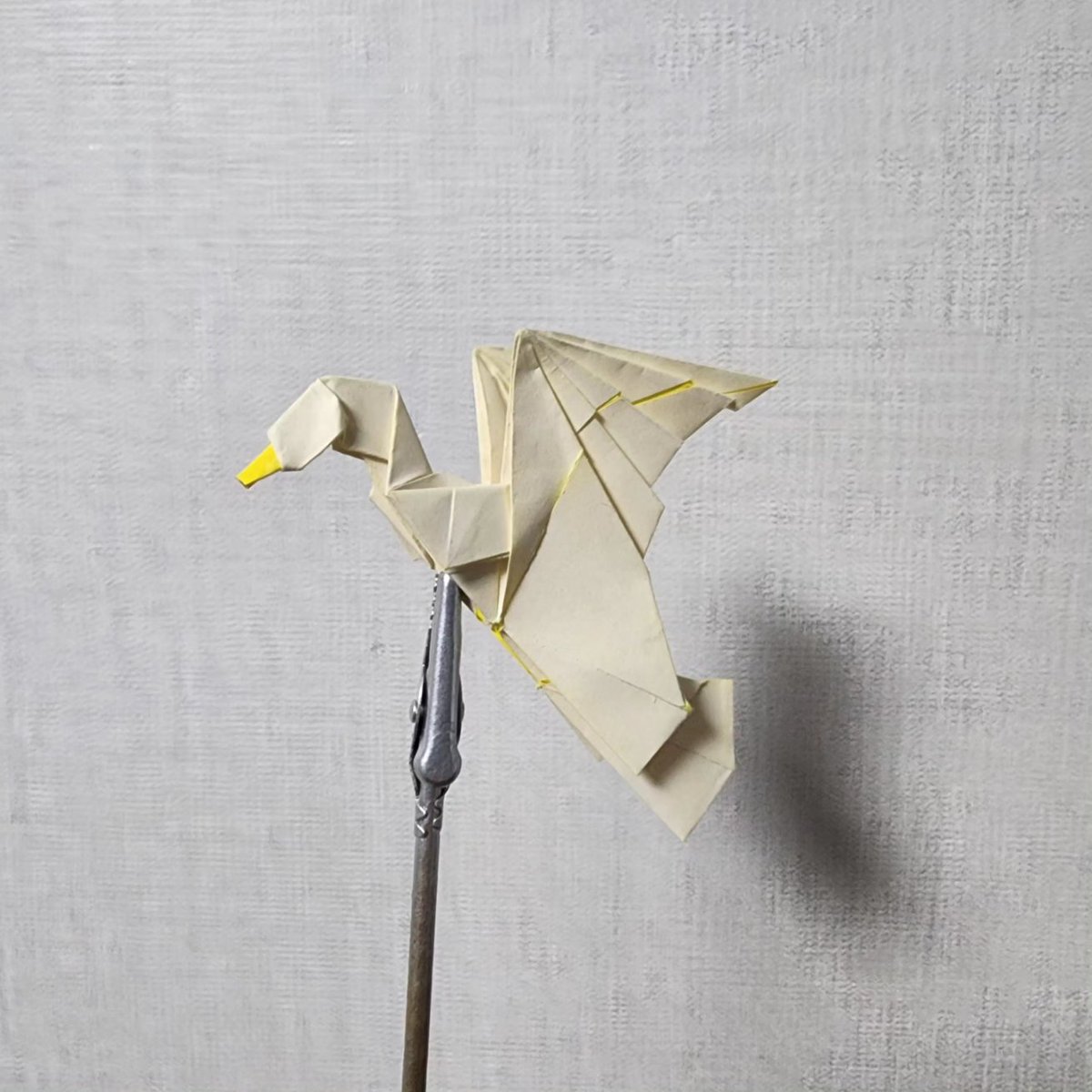 dnjsqo9086's tweet photo. Flying Swan

Created &amp; fold by me
Inspired by traditional origami
15×15

#새 #조류 #bird #동물 #animal #미 #beautiful #창작 #creative #종이접기 #종이 #한국종이접기  #팔로우환영 #팔로우 #예술 #art #paper #uncut #origami #paperfolding #papiroflexia #paperart #follow #折り紙 https://t.co/n6WN0UOqgQ