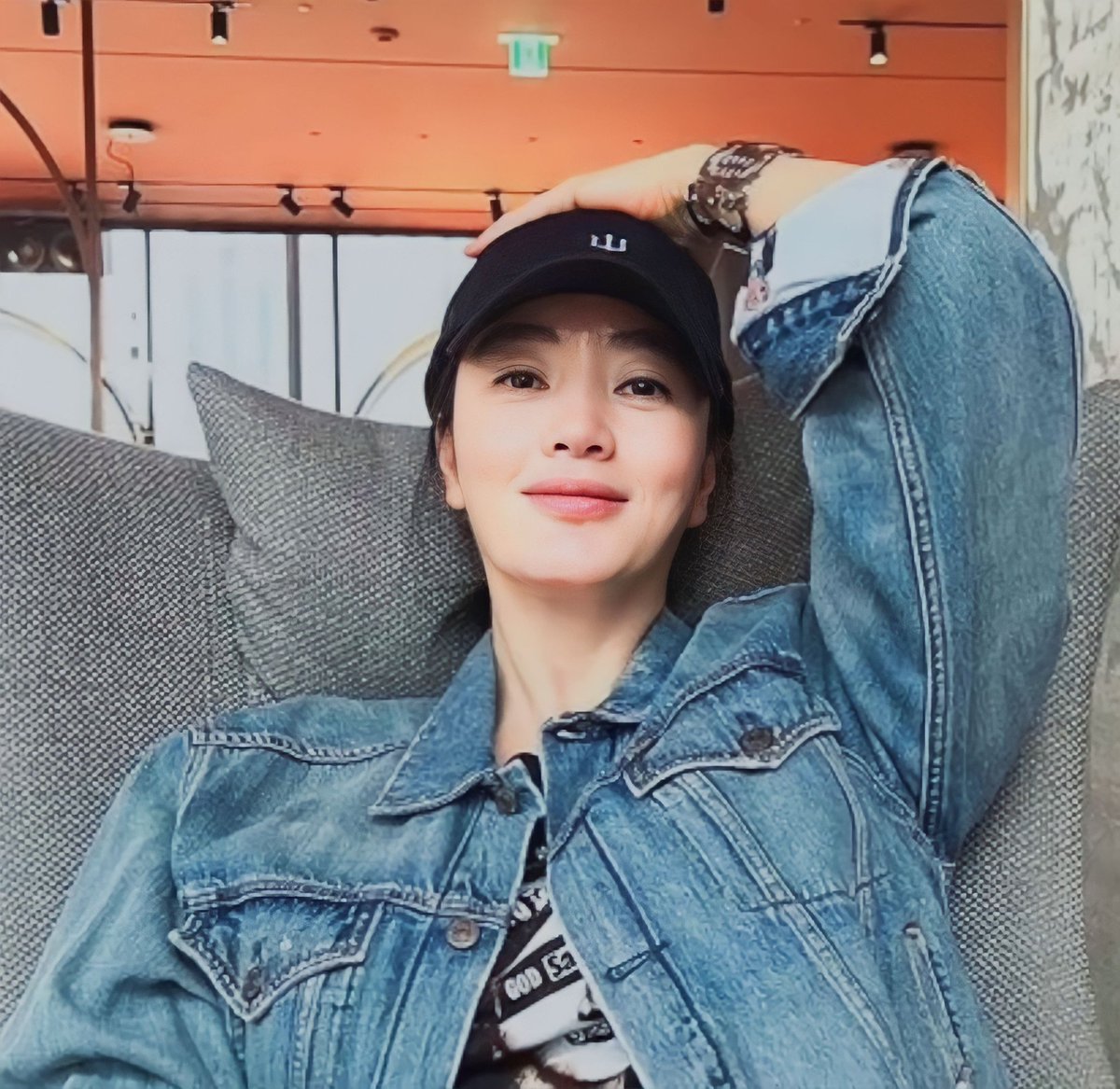 Michieko423's tweet photo. @VenturaEspinalG Sitting by the beach and looking at the beautiful sunset with her would be a very good therapy for me😄
#KimHyesoo https://t.co/Ckq7iuIPde