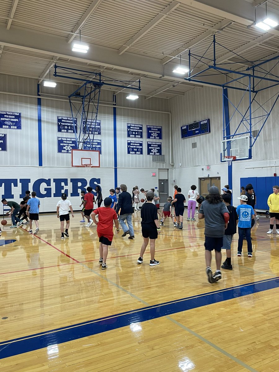 Nothing like a middle school dance right before Halloween and it wouldn’t be complete without a little basketball 🏀 <a href="/LeanderTigers/">Leander MS</a> <a href="/EmSmith_Faught/">Emily Faught</a> <a href="/MrCoachHaug/">MrCoachHaug</a> <a href="/katienstewart/">Katie Stewart</a>