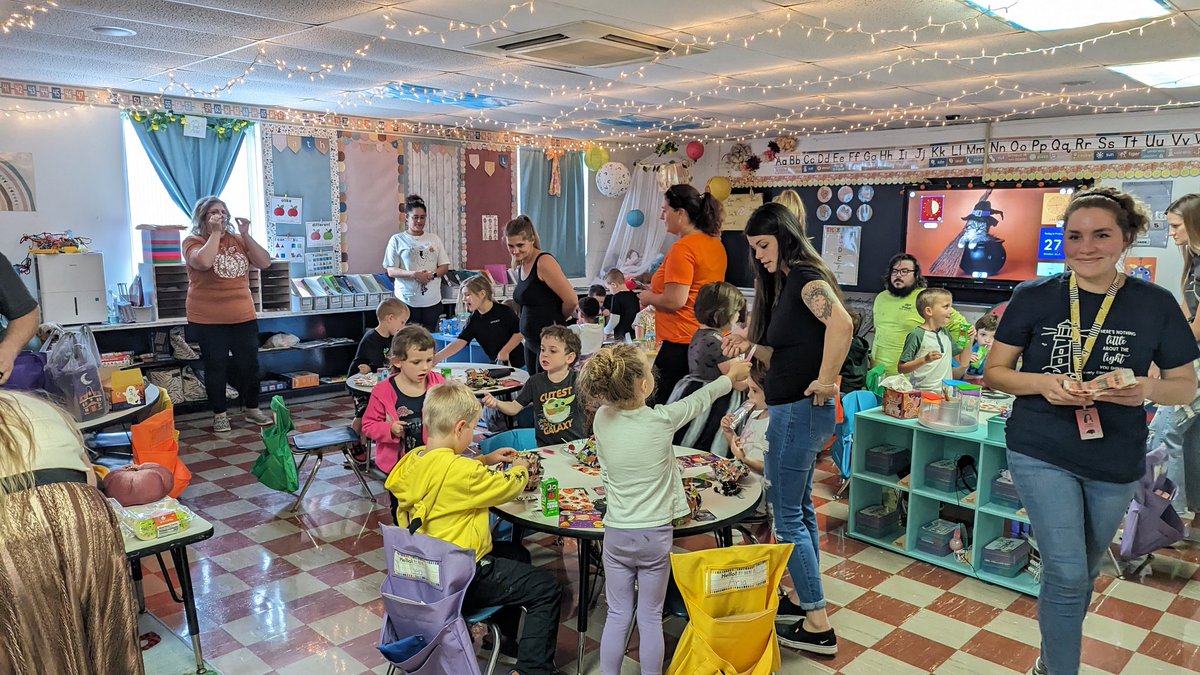 MrsKatieKaletta's tweet photo. Fall class parties today...Thankful to have so many families in attendance for party day! 200+ in attendance! ๐๐ค๐ป #GoBlackcats #FallPartyDay #ClassParties https://t.co/mls1dbZS63