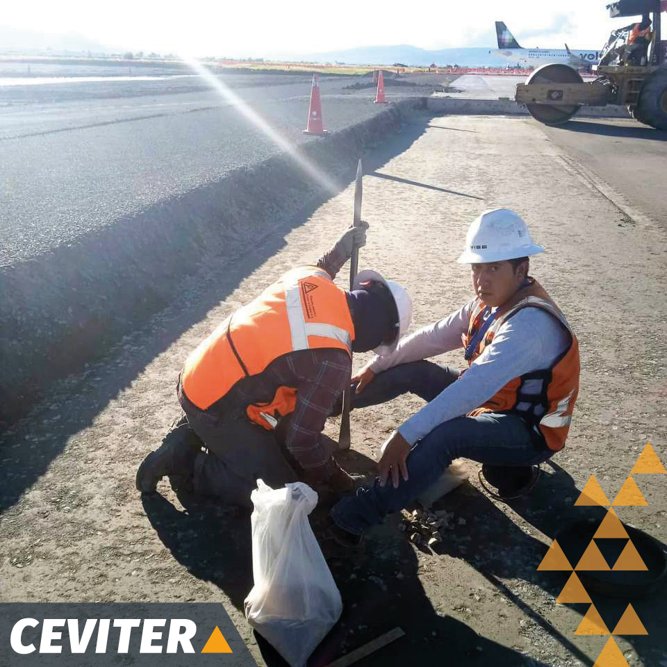 ceviter's tweet photo. #GaleríaCEVITER - Trabajos de control de calidad en Aeropuerto Internacional de Guadalajara, proyecto de ampliación y mejora contemplado en el #PlanGDL2020_2026.
#teamCEVITER #EspecialistasenVíasTerrestres #LabCEVITER #ControldeCalidad #IngenieríaCivil https://t.co/3raN85upL9