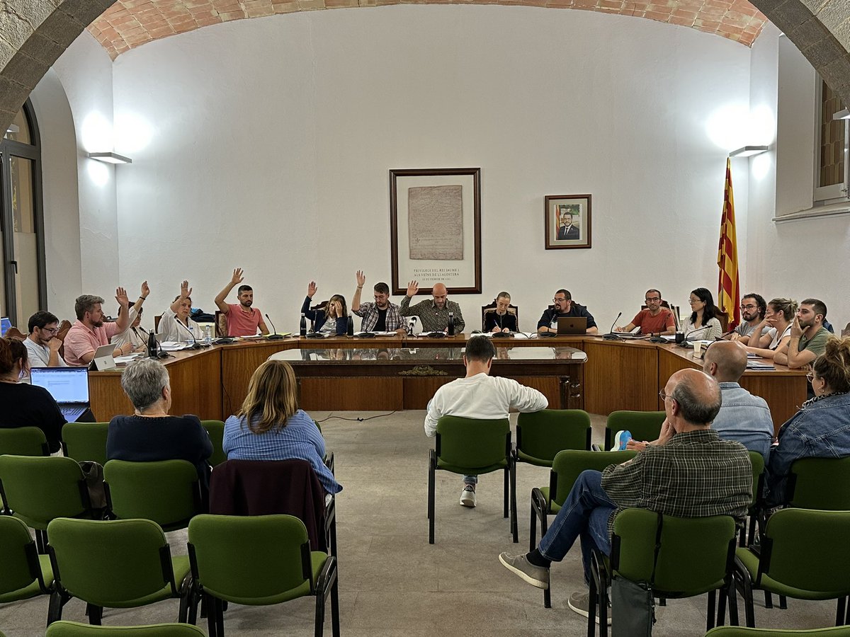 marc_elpoll's tweet photo. ♻️La taxa d'escombraries pujarà un 9% per l'increment de costos derivats del tancament de #Solius. 

✅ El #PleLlagostera aprova les ordenaces fiscals per al 2024 amb els vots en contra d’@ERC_Llagostera i la @cupalternativa 

👀👉 https://t.co/TbzbORaZ4W https://t.co/L1zGqKTbFR