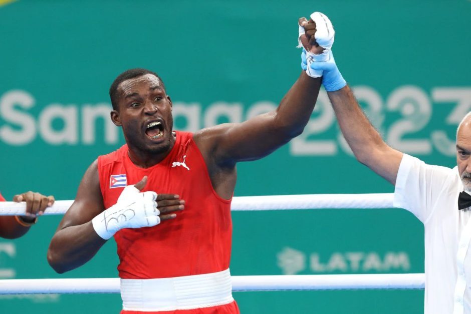 AylinAlvarezG's tweet photo. Julio César es de oro y "bailó" sobre el ring para conseguir su cuarto título panamericano consecutivo. 

 "Este título es para todo el pueblo cubano. En especial para mi madre, como siempre digo", aseguró. 

¡Felicidades muchachos! https://t.co/i3Qcg2jmLW