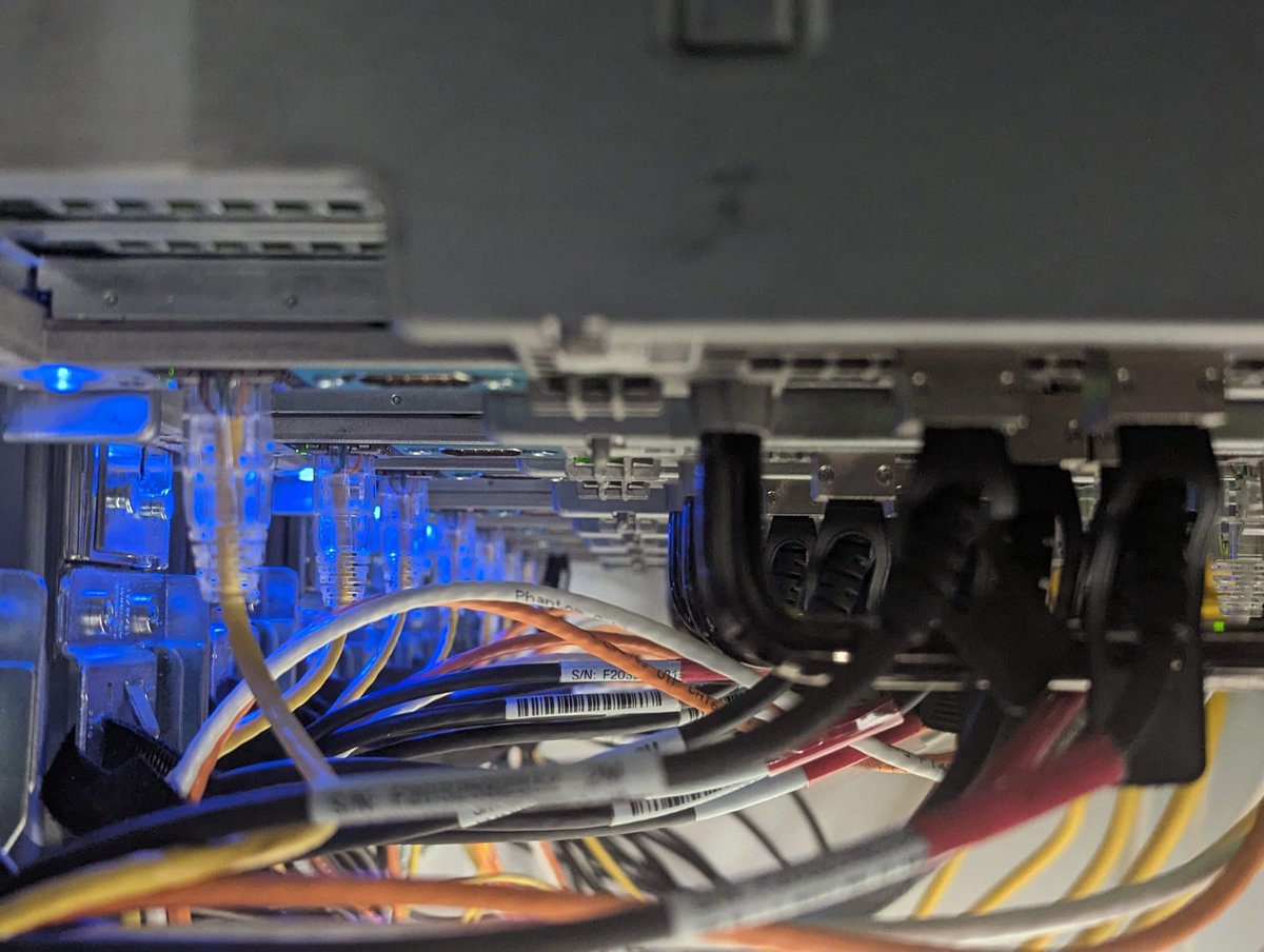 "Small" Vmware Private Cloud setup 👀
2N power redundancy
2N networking redundancy
N+2 server redundancy