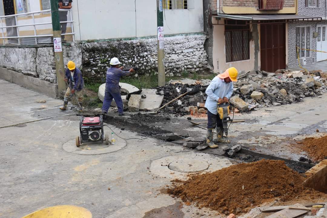 acue_popayan's tweet photo. 🙌🏻 Seguimos trabajando por la comunidad

Instalamos 170 mts de redes de tubería de agua potable y 35 redes domiciliarias en el barrio El Triunfo, con una inversión de 75 millones de pesos. 
 
#AcueductoMásCerca https://t.co/Aq1hWcAd9s