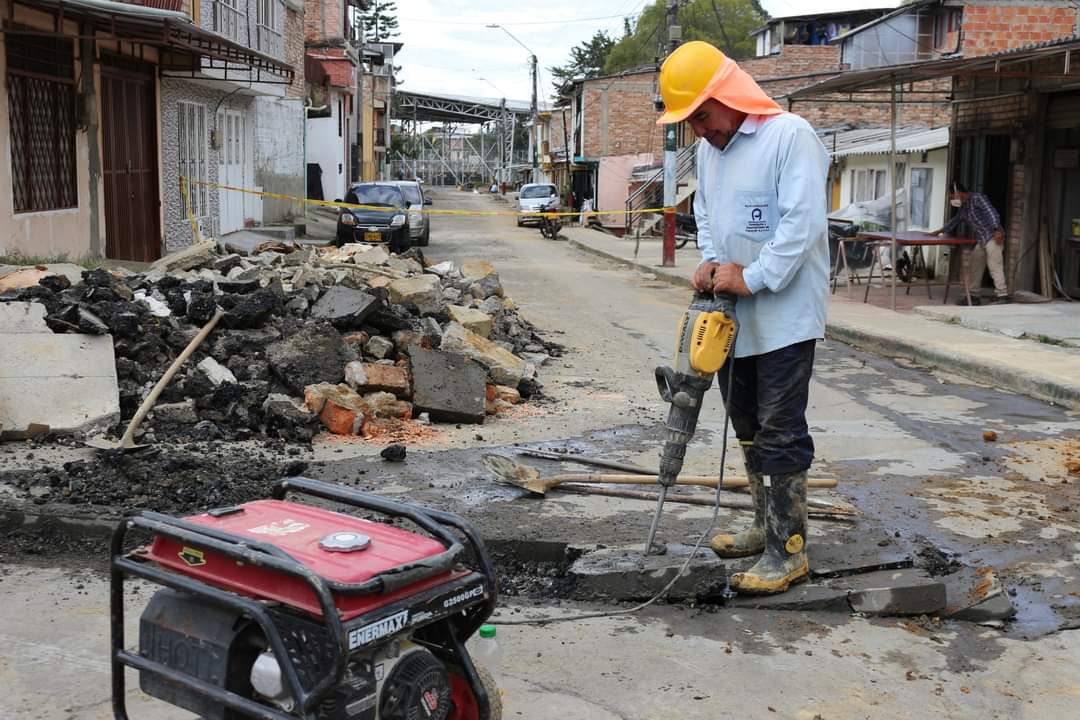 acue_popayan's tweet photo. 🙌🏻 Seguimos trabajando por la comunidad

Instalamos 170 mts de redes de tubería de agua potable y 35 redes domiciliarias en el barrio El Triunfo, con una inversión de 75 millones de pesos. 
 
#AcueductoMásCerca https://t.co/Aq1hWcAd9s