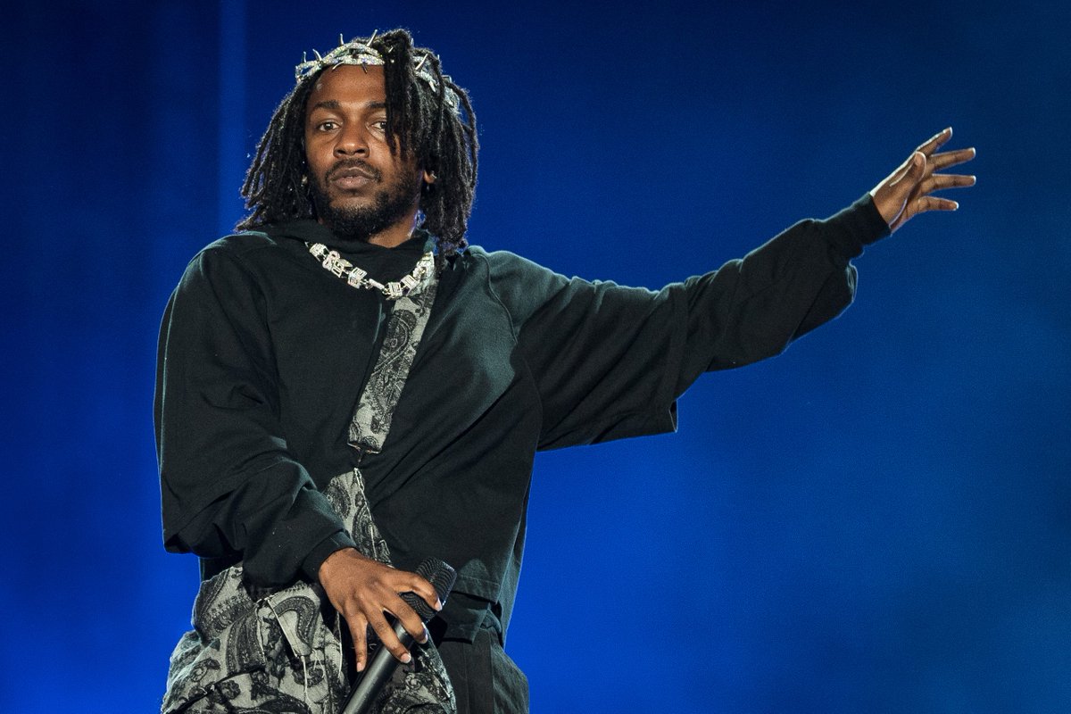 RapMais's tweet photo. 🚨Horário do show de Kendrick Lamar em São Paulo é revelado!

Rapper se apresenta no GP WEEK, que  acontece nos dias 04 e 05 de novembro e ainda terá Thundercat, Tasha &amp; Tracie, IZA, MGK, Halsey, Hodari e mais https://t.co/Odwx0Xdcvi
