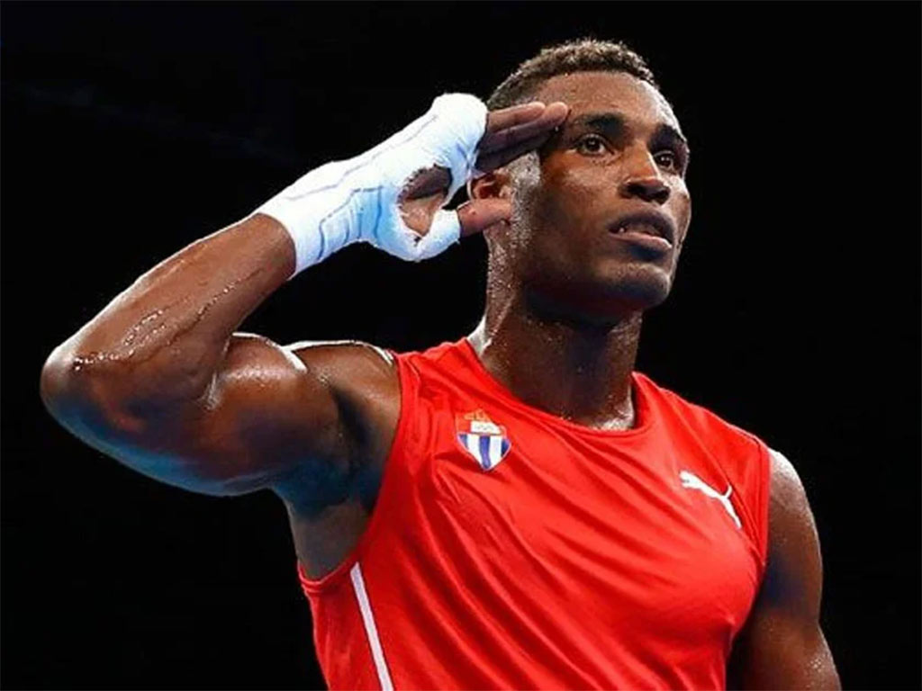 Uno de los abanderados de la delegación cubana a los Juegos Panamericanos #Santiago2023, el boxeador Julio César La Cruz, con  una formidable demostración sobre el ring, alcanzó su cuarta medalla de oro Panamericana. Felicidades campeón!!!!! #LatirAvileño #GuerrerosDeLaUNICA