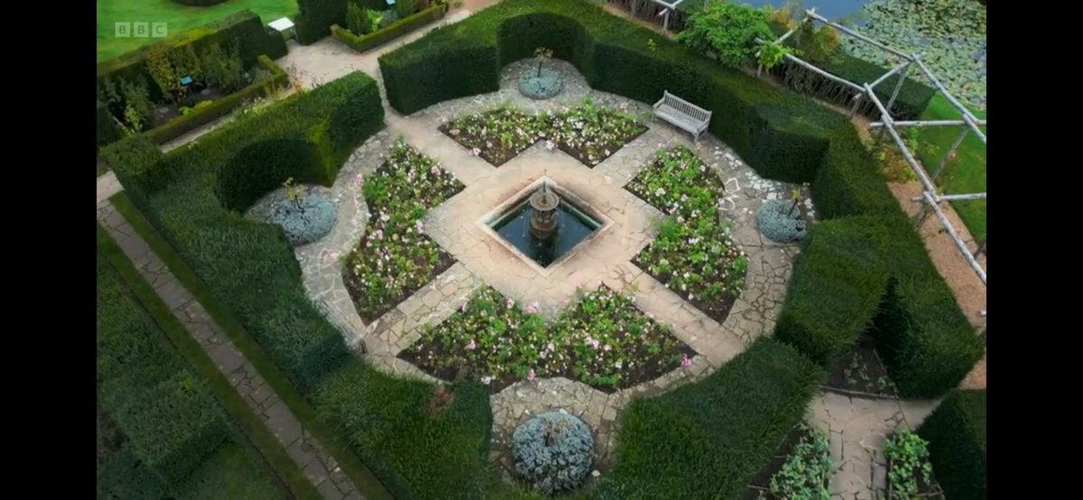 FMLdizzyAF's tweet image. Hever Castle looks absolutely beautiful #GardenersWorld