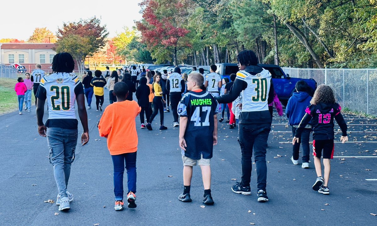 GMHS_SMCPS's tweet photo. Hornet Football players giving back to OUR community! They had a great day at Lexington Park Elementary School with students! 
#Hornetnation https://t.co/1QabmQZjK3