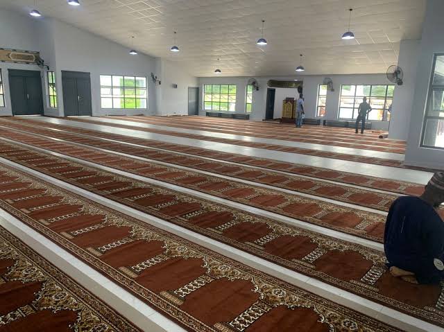 investor_jnr's tweet photo. Tasued students go think say na MECCA😂😂😂🤲 https://t.co/uQcD6GRhhv
