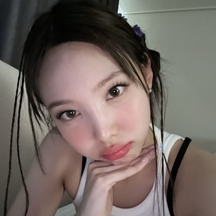 kkuromicat's tweet photo. ⌕ ˒ #studytwt — #studytwtbr 🎧
⭑ ela/dela – intj
⭑ 3/4 técnico em química 
⭑ foco: dedicar aos estudos 
⭑ gostos: kpop, vôlei, psicologia e química
♡/↺ = moots ‹𝟹 https://t.co/YOc40on0gD