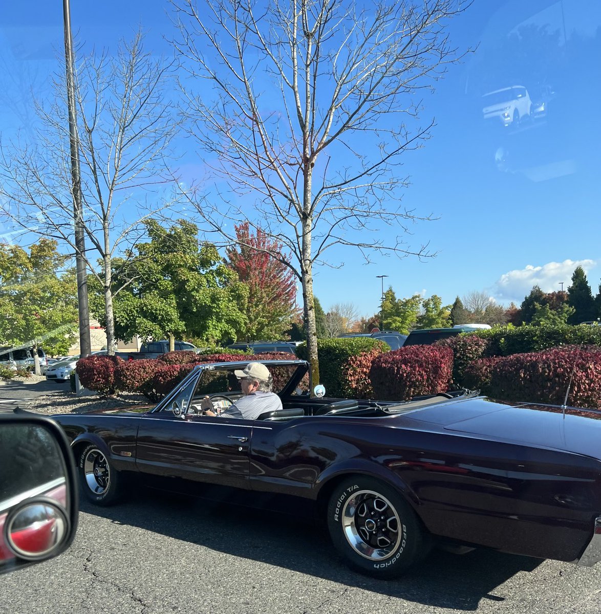 NancyPettit's tweet photo. Gorg Olds 442 gassing up next to me! Great day to go topless. 😁 #ilikecars #classy #oldsmobile https://t.co/O9Qapeq8nA