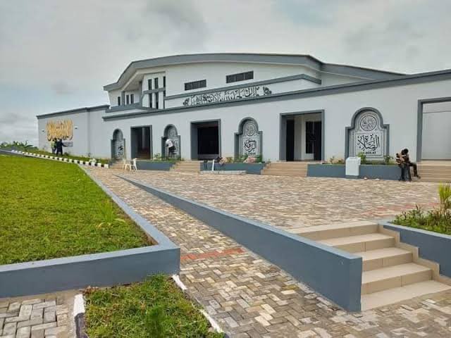 investor_jnr's tweet photo. Tasued students go think say na MECCA😂😂😂🤲 https://t.co/uQcD6GRhhv