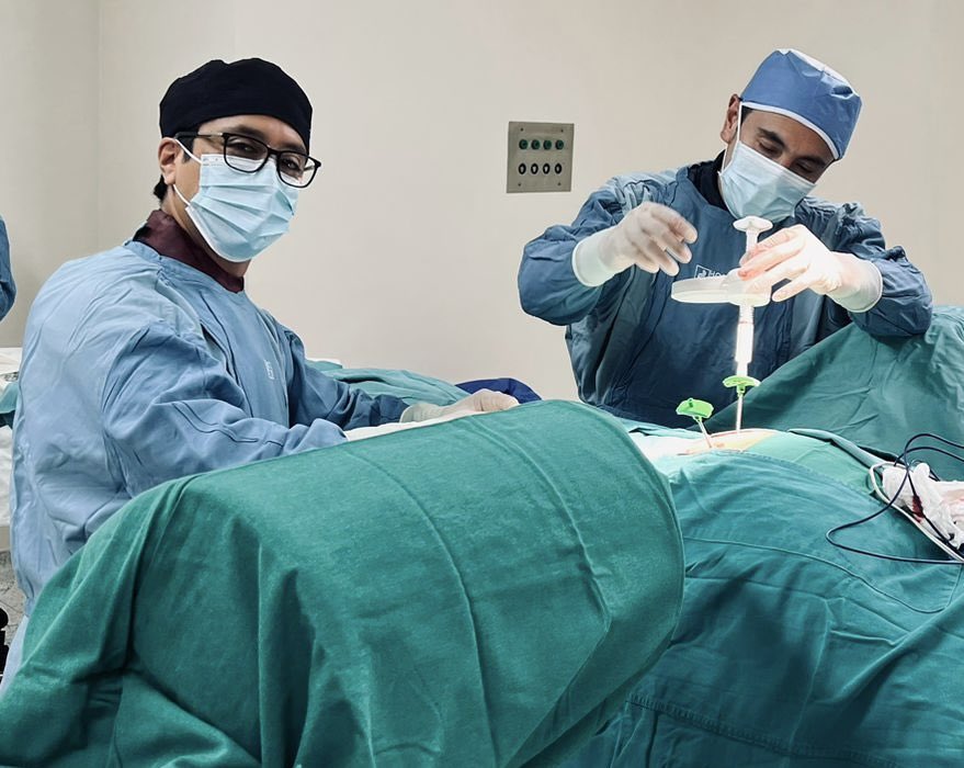 pterion77's tweet photo. Paciente de 70 años con fractura por osteoporosis de T11, realizamos un procedimiento corto y sencillo de VERTEBROPLASTIA @pablopenatapia @HospitaldelRio #vertebroplastia #fractura #spine #osteoporosis https://t.co/oXUUtvdgrI
