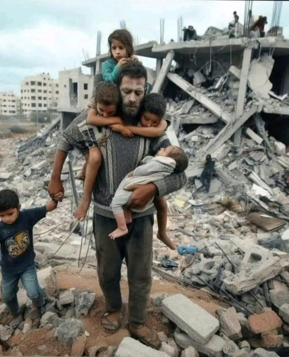BassamAlshatti's tweet photo. #غزه_الان

يُوشَكُ أن تَداعَى عليكم الأممُ
كما تداعَى الأكلةُ على قصعتِها،

قيل : يا رسولَ اللهِ أمِن قلةٍ بنا؟
قال : لا ولكنَّكم غثاءٌ كغثاءِ السيلِ تُنزَعُ المهابةُ من قلوبِ عدوِّكم منكم

ويُوضعُ في قلوبِكم الوهنُ
قالوا : يا رسولَ اللهِ وما الوهنُ؟
قال : حبُّ الدنيا وكراهيةُ الموتِ

اللهم لطفك بإخواننا المستضعفين في #غزة
اللهم كن لهم عونا ونصيرا، واحقن دماءهم، وآمن روعهم، واكفهم شر عدوهم، ورد كيده في نحره،
واجعل دوائر السوء عليه
اللهم لا ناصر لهم إلا أنت،
ولا حول ولا قوة إلا بك