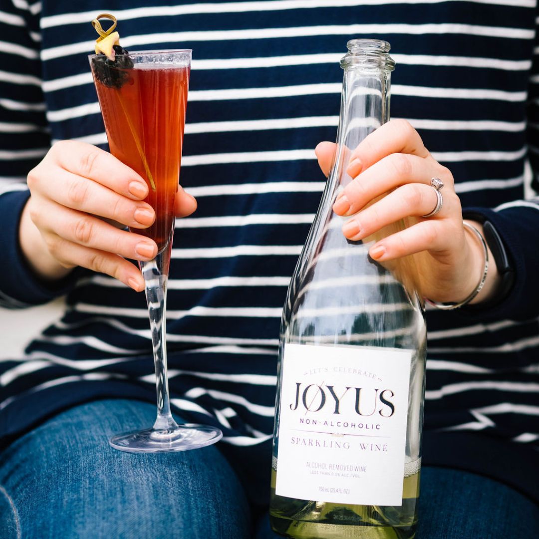 Celebrate #GlobalChampagneDay in style with a bubbly glass of your favorite zero-proof champagne! 🍾 Raise a toast to all the good things in life and add some sparkle to your day. We're raising a glass with @drinkjoyus ✨
📸: @liz312_creative
