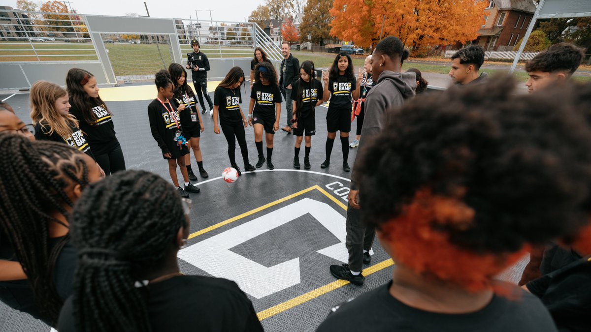 ColumbusCrew's tweet photo. Today we celebrated the opening of a mini-pitch at Columbus City Preparatory School for Girls in partnership with @lowerdotcom, @Nationwide, @ColsCitySchools and U.S. Soccer Foundation 🖤💛

#Crew96 | #VamosColumbus https://t.co/rPFx7oiZWJ