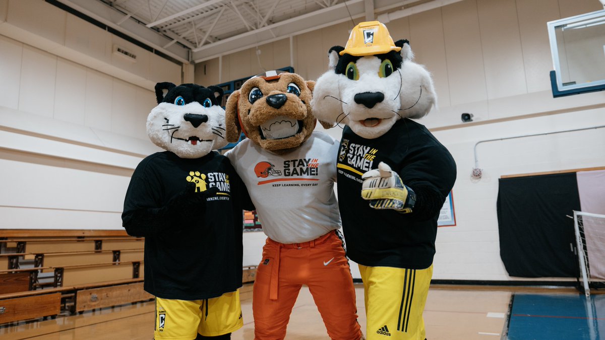 ColumbusCrew's tweet photo. Today we celebrated the opening of a mini-pitch at Columbus City Preparatory School for Girls in partnership with @lowerdotcom, @Nationwide, @ColsCitySchools and U.S. Soccer Foundation 🖤💛

#Crew96 | #VamosColumbus https://t.co/rPFx7oiZWJ