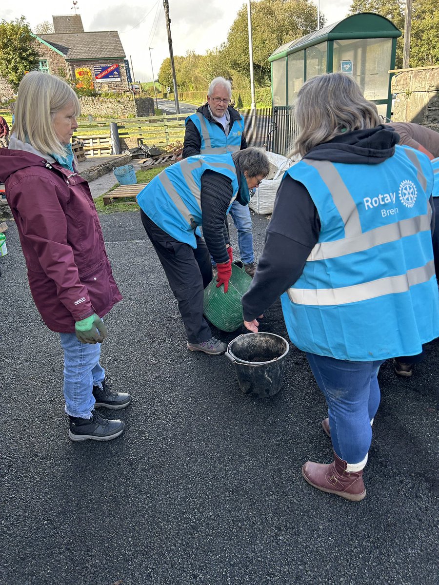 Rotary_Brecon's tweet photo. Not all hero’s wear capes, some wear gardening gloves & a hiviz. Rotarians joined forces with Trecastle community recently at the community garden. If have a project you would like us to support get in touch #CommunitySupport #communitygarden #trecastle #Rotary #district1150 https://t.co/GTfKMb8DIi