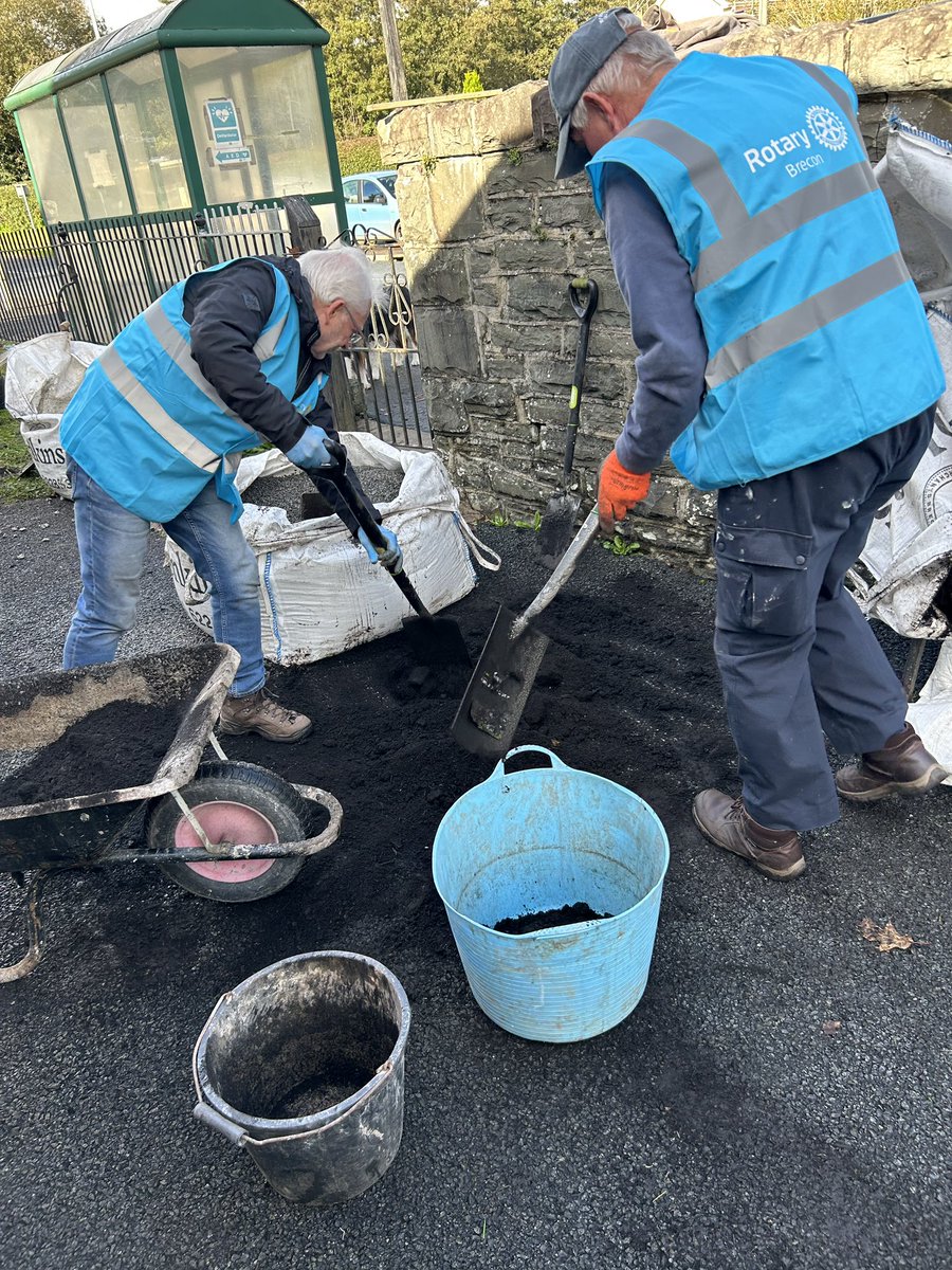 Rotary_Brecon's tweet photo. Not all hero’s wear capes, some wear gardening gloves & a hiviz. Rotarians joined forces with Trecastle community recently at the community garden. If have a project you would like us to support get in touch #CommunitySupport #communitygarden #trecastle #Rotary #district1150 https://t.co/GTfKMb8DIi