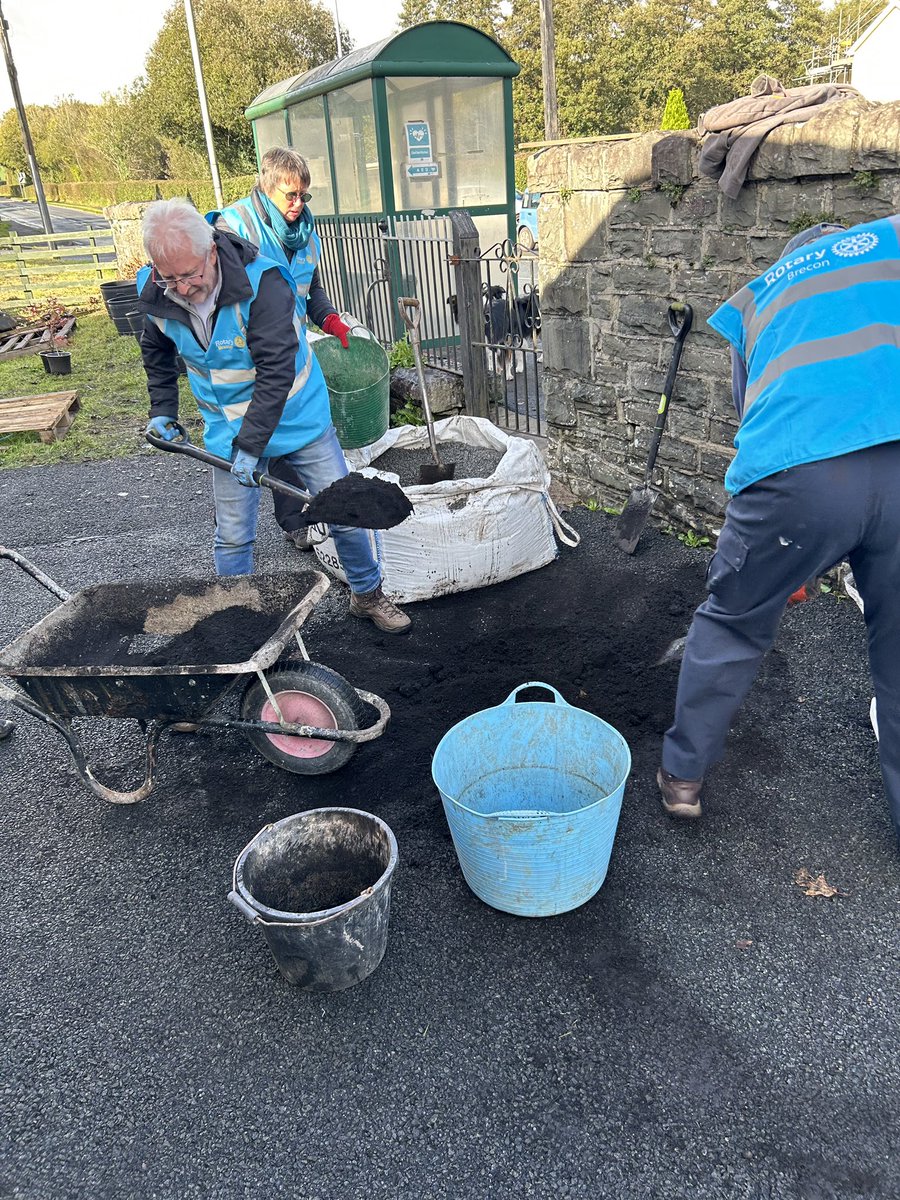 Rotary_Brecon's tweet photo. Not all hero’s wear capes, some wear gardening gloves & a hiviz. Rotarians joined forces with Trecastle community recently at the community garden. If have a project you would like us to support get in touch #CommunitySupport #communitygarden #trecastle #Rotary #district1150 https://t.co/GTfKMb8DIi