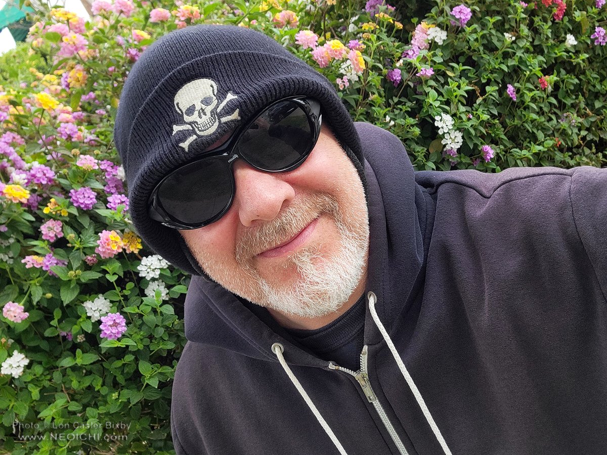 Happy Friday y'all 🤗

So ready for cooler weather.

#justme #selfie #selfies #photographer #writer #author #growingoldgracefully #growingolder #goatee #neoichi #happyfriday #sunglasses #morningwalk #lifeisgood #autumn

carvedinstone.media