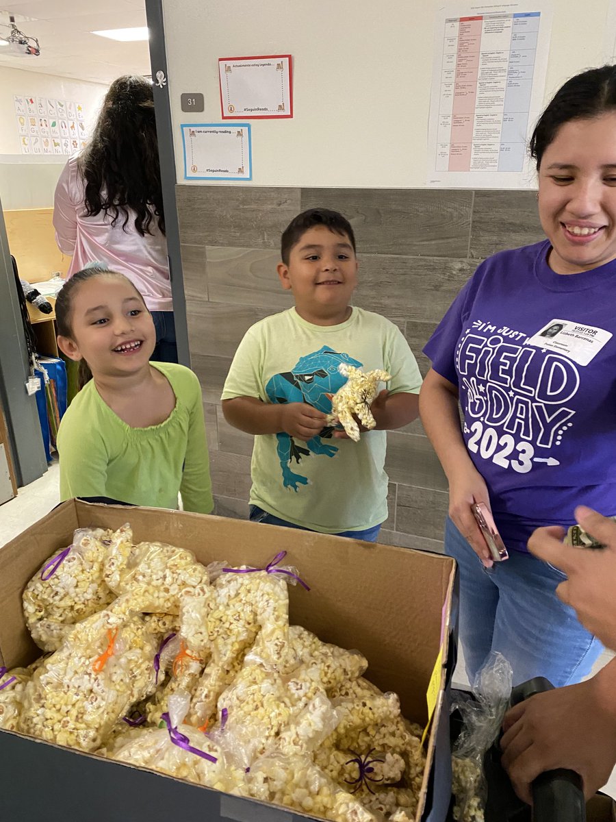 We are happy buying popcorn ⁦<a href="/PatlanES/">Patlan Elementary</a>⁩