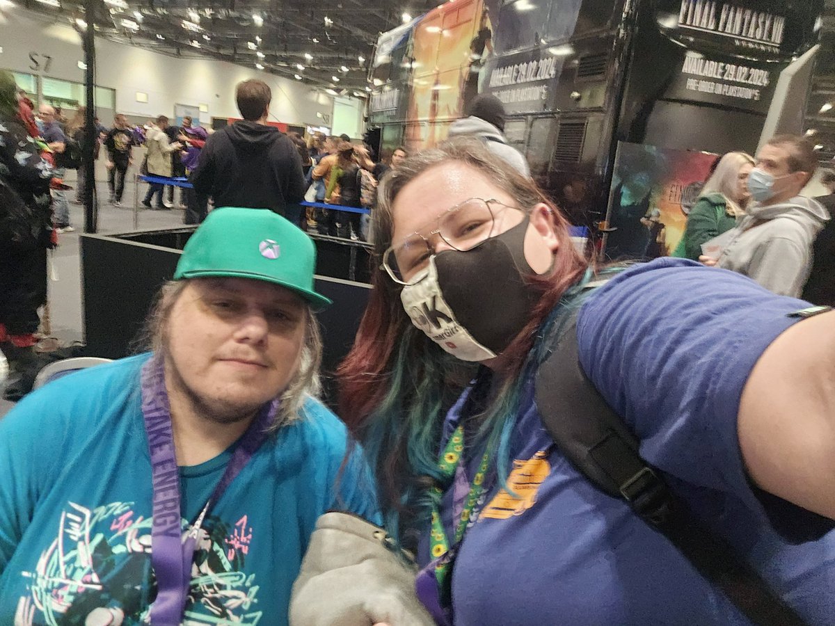 Home from an awesome day at #MCMComicCon London with <a href="/martinhaynes/">Martin (マーティン)</a>! Cosplay and geeks make the perfect combination 🤓😁