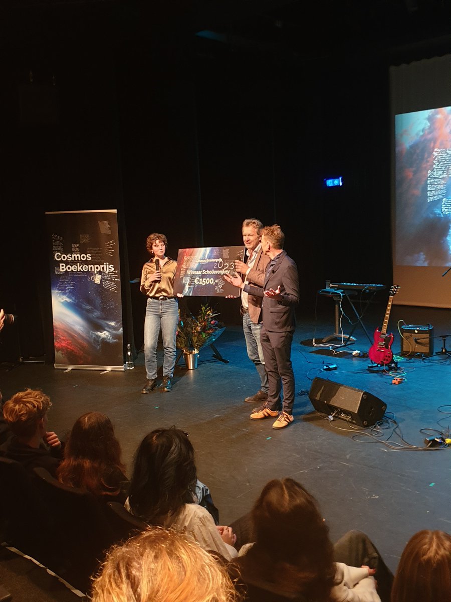 Winnaars scholierenjury Cosmos Boekenprijs 2023: Stan Bentvelsen en Martijn van Calmthout met Het eiland dat Higgs heet 👏 <a href="/stanbentvelsen/">Stan Bentvelsen</a> @martij