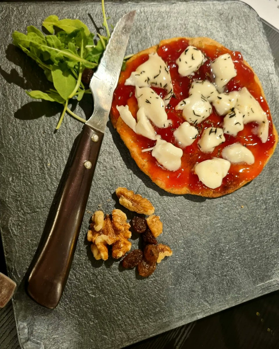Cristi_perez's tweet photo. Taberna Varo 🤤🤤
🔸️"Pizza Malagueña" (Torta de Inés Rosales salada, confitura de tomate y queso de cabra gratinado) 
🔸️"Paleta asada" (con AOVE, sal gorda y confitura de pimientos asados )
🔸️"Queso madurado en ceniza de roble" (con mermelada de mango) https://t.co/BbpxZZ0uTi