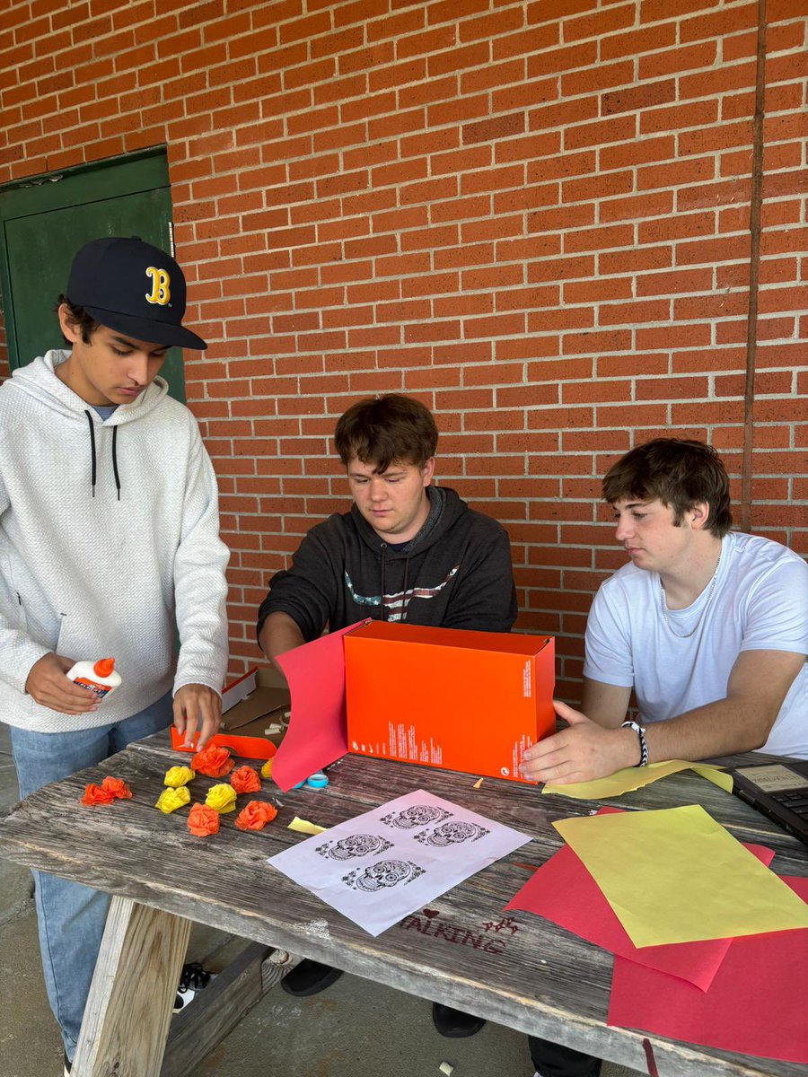 LIPEELE's tweet photo. Students from Spanish classes at Swansboro High School are creating "altares" after learning about Dia de los Muertos, celebrated in some Hispanic countries!! They did a great job!! #ocsglobal #leadershipmatters @OnslowSchools @DrHelenGross1 @ocsinstruction https://t.co/MzhPUprXkq