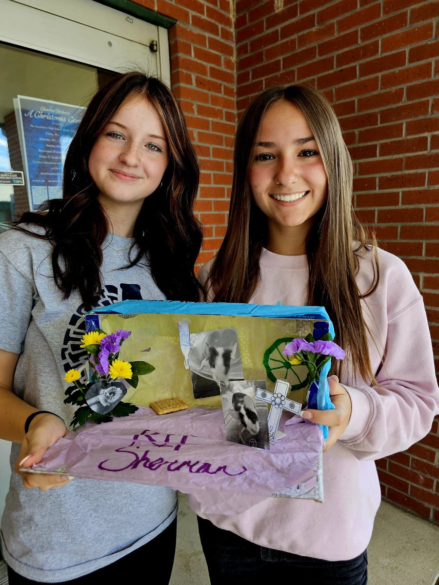 LIPEELE's tweet photo. Students from Spanish classes at Swansboro High School are creating "altares" after learning about Dia de los Muertos, celebrated in some Hispanic countries!! They did a great job!! #ocsglobal #leadershipmatters @OnslowSchools @DrHelenGross1 @ocsinstruction https://t.co/MzhPUprXkq