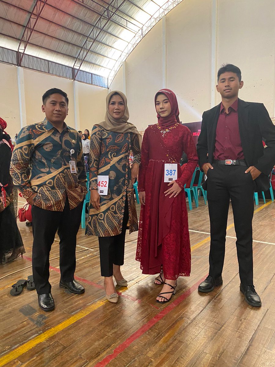 GridasOfficial's tweet photo. Partisipasi dalam Kegiatan Lomba Pesona Bintang Pengajar & Pelajar Kabupaten Semarang
Minggu, 15 Oktober 2023
Pengajar : Nazil Kurniawan, S.Pd. & Marsi, S.Pd.
Pelajar : Dewa Satya Mahardika & Lisa Sabela
#PesonaBintang #kompetisi #lomba #KabupatenSemarang #Gridash #SMPN2Suruh https://t.co/O4l1ubK6ph