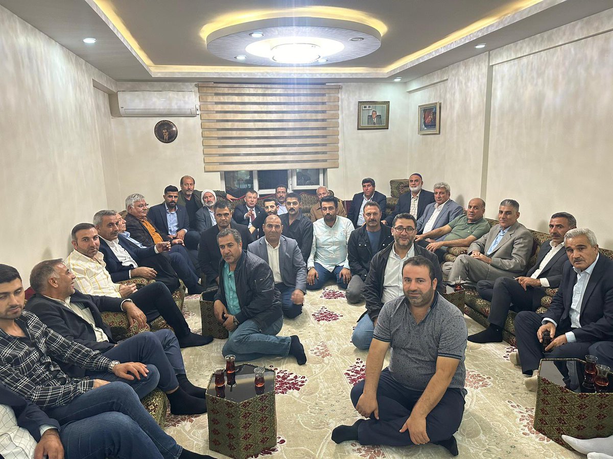 malicevheri's tweet photo. Allah dostların ve sevenlerin eksikliğini vermesin.Gittiğimiz her mekanı varlıklarıyla adeta bayram yerine döndüren candostlara selam olsun. Şanlıurfa’dayız.Gündüz sahada,gecede seçim irtibat ofisimizdeyiz.@RTErdogan @Akparti @NumanKurtulmus @efkanala https://t.co/8coONrov4a