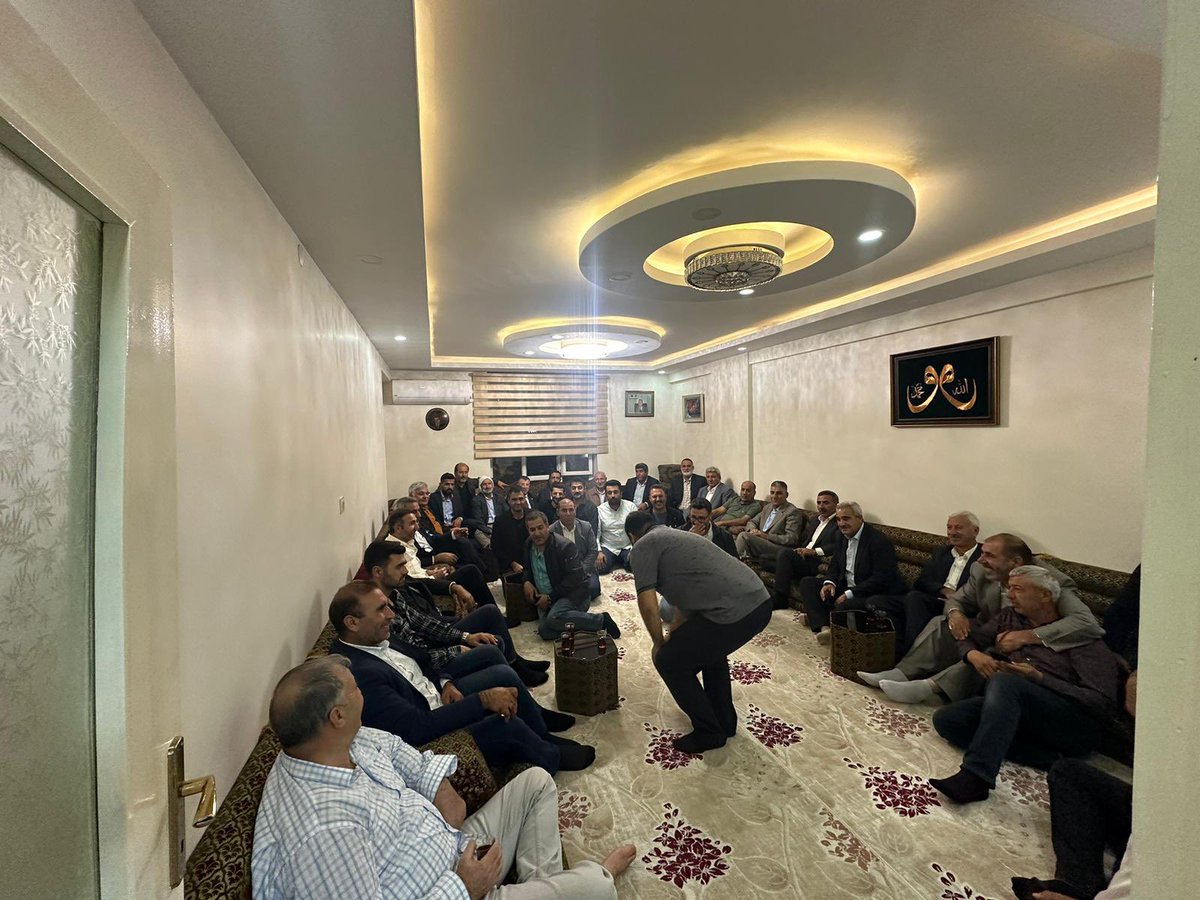 malicevheri's tweet photo. Allah dostların ve sevenlerin eksikliğini vermesin.Gittiğimiz her mekanı varlıklarıyla adeta bayram yerine döndüren candostlara selam olsun. Şanlıurfa’dayız.Gündüz sahada,gecede seçim irtibat ofisimizdeyiz.@RTErdogan @Akparti @NumanKurtulmus @efkanala https://t.co/8coONrov4a
