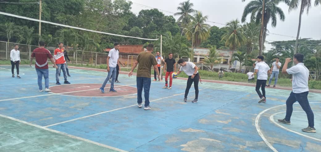 nucleoyaracuy's tweet photo. La UNEFA Núcleo Yaracuy realizó Encuentro recreativo de voleybol y Baloncesto 3x3, con estudiantes de la carrera de Ing. Agroindustrial y Civil en conmemoración con el Aniversario  número 19 de esta prestigiosa casa de estudios. Excelencia Educativa Abierta al Pueblo. #unefa https://t.co/N5TLRBQPOU