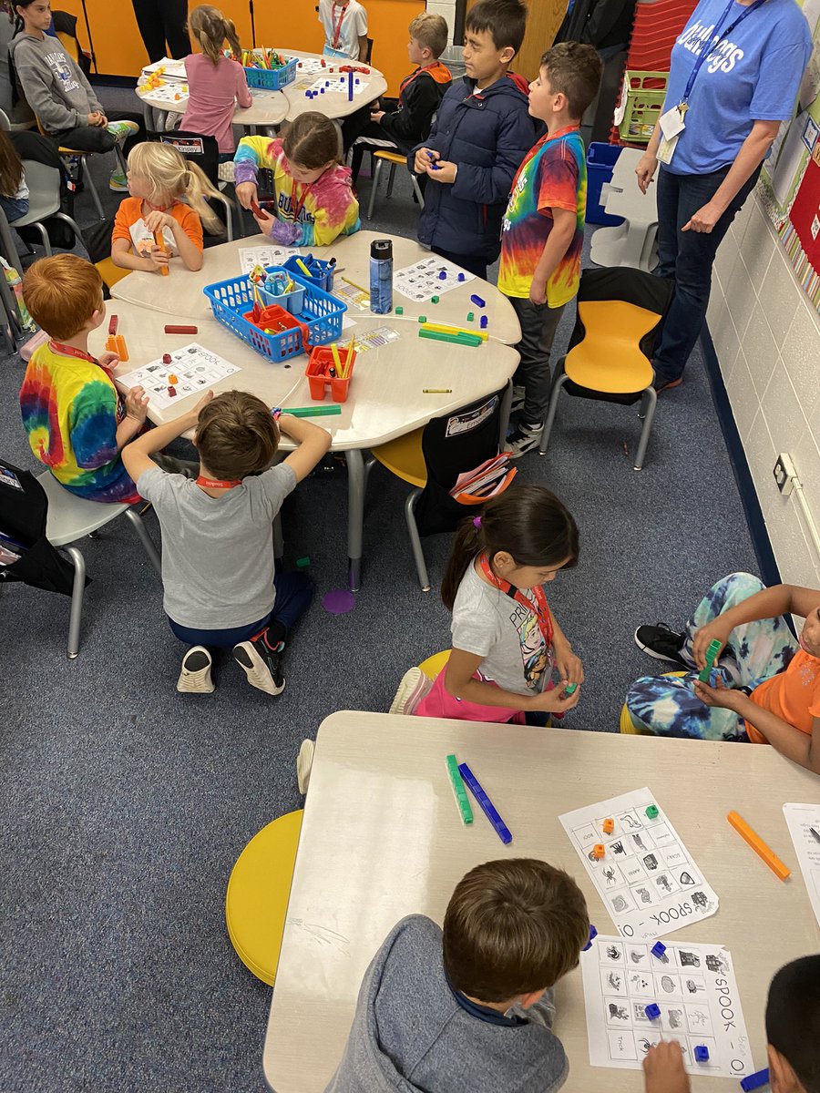 MrsMooreSA95's tweet photo. We had a Spook-tacular time playing SPOOK-o, a Halloween version of BINGO, with our 4th grade buddies from @Mrs_EWarren’s class! https://t.co/qnpR8U4uGb