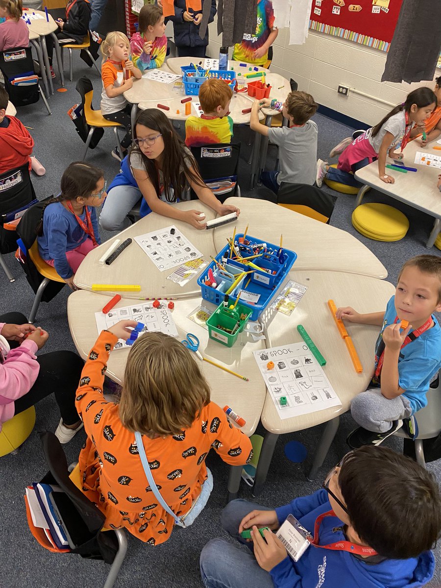 MrsMooreSA95's tweet photo. We had a Spook-tacular time playing SPOOK-o, a Halloween version of BINGO, with our 4th grade buddies from @Mrs_EWarren’s class! https://t.co/qnpR8U4uGb