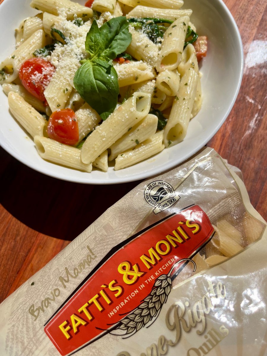 Quick & Easy basil pesto pasta. 
Recipe to follow.

#pastalover #basilpesto #meatlessmeals