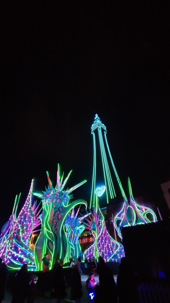ShaunFarrelly's tweet photo. Friday night under the lights. Taking in Blackpool's Illuminations and Lightpool displays
#Blackpool #BlackpoolIlluminations #BlackpoolTower #Lightpool #Lancashire https://t.co/CbAI7Yl9dn
